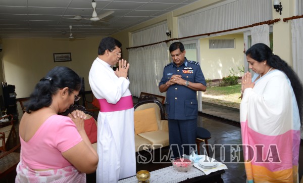 Commander Visits Anglican Bishop
