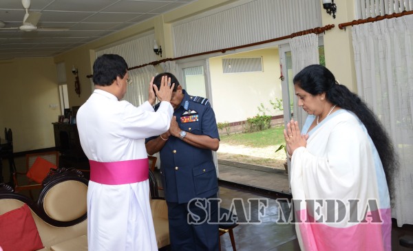 Commander Visits Anglican Bishop
