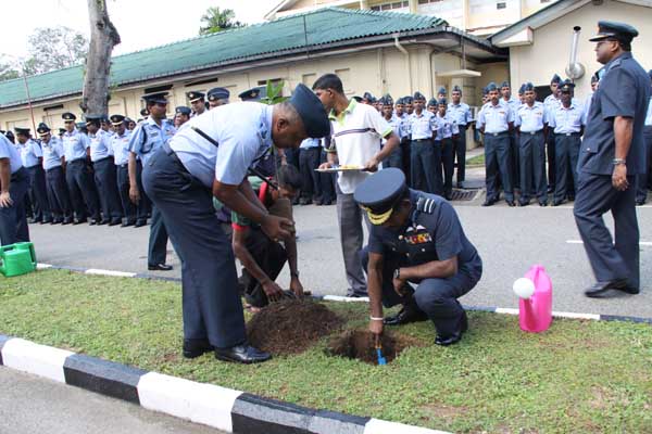 ශ්රී ලංකා ගුවන් හමුදාව පැළ ලක්ෂයක් සිටුවයි..