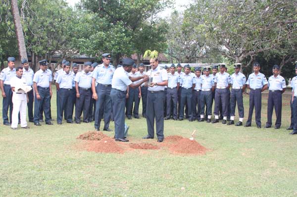 ශ්රී ලංකා ගුවන් හමුදාව පැළ ලක්ෂයක් සිටුවයි..