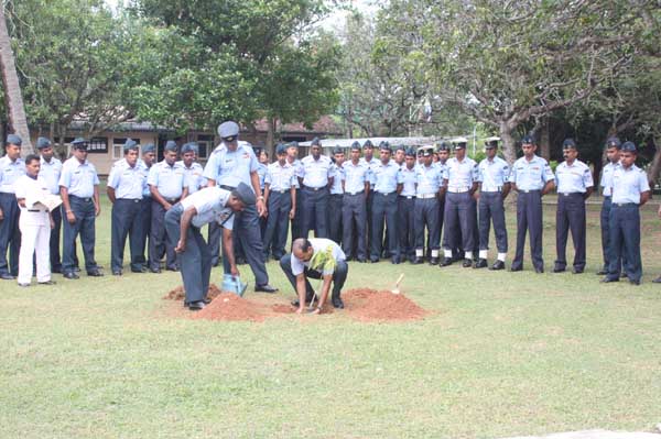 ශ්රී ලංකා ගුවන් හමුදාව පැළ ලක්ෂයක් සිටුවයි..