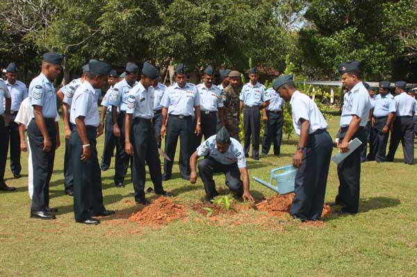 ශ්රී ලංකා ගුවන් හමුදාව පැළ ලක්ෂයක් සිටුවයි..