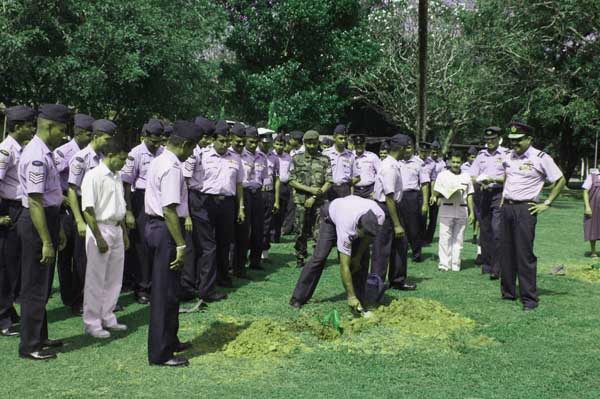 ශ්රී ලංකා ගුවන් හමුදාව පැළ ලක්ෂයක් සිටුවයි..