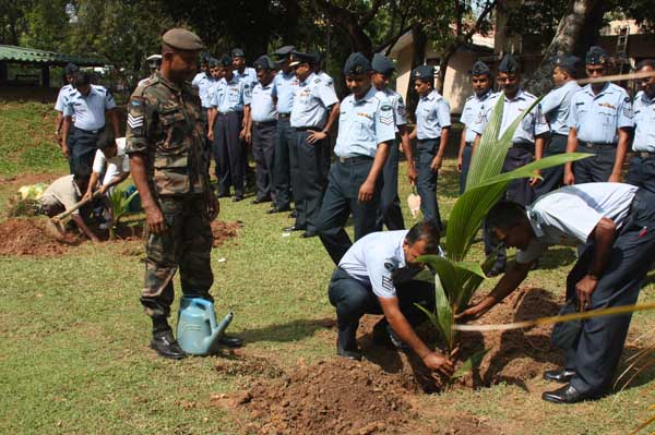 ශ්රී ලංකා ගුවන් හමුදාව පැළ ලක්ෂයක් සිටුවයි..