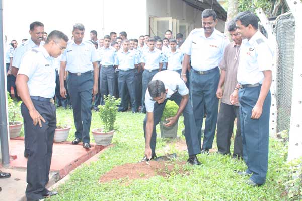 ශ්රී ලංකා ගුවන් හමුදාව පැළ ලක්ෂයක් සිටුවයි..