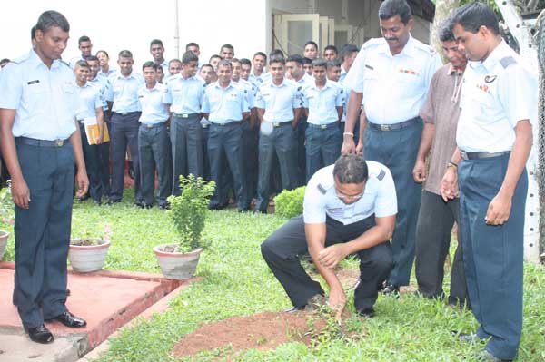 ශ්රී ලංකා ගුවන් හමුදාව පැළ ලක්ෂයක් සිටුවයි..