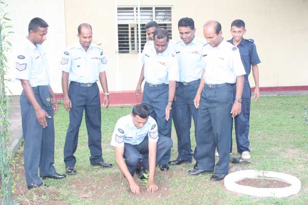 ශ්රී ලංකා ගුවන් හමුදාව පැළ ලක්ෂයක් සිටුවයි..