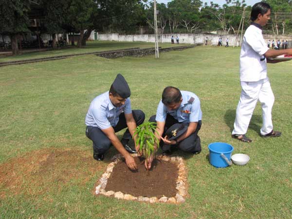 ශ්රී ලංකා ගුවන් හමුදාව පැළ ලක්ෂයක් සිටුවයි..