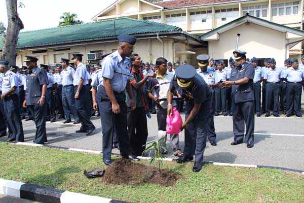 ශ්රී ලංකා ගුවන් හමුදාව පැළ ලක්ෂයක් සිටුවයි..