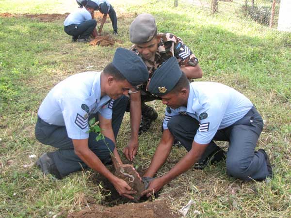 ශ්රී ලංකා ගුවන් හමුදාව පැළ ලක්ෂයක් සිටුවයි..