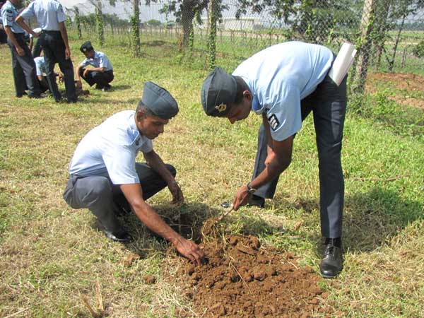ශ්රී ලංකා ගුවන් හමුදාව පැළ ලක්ෂයක් සිටුවයි..