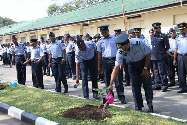 ශ්රී ලංකා ගුවන් හමුදාව පැළ ලක්ෂයක් සිටුවයි..