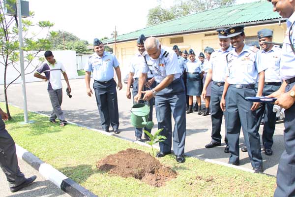 ශ්රී ලංකා ගුවන් හමුදාව පැළ ලක්ෂයක් සිටුවයි..