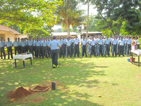 ශ්රී ලංකා ගුවන් හමුදාව පැළ ලක්ෂයක් සිටුවයි..