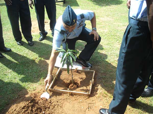 ශ්රී ලංකා ගුවන් හමුදාව පැළ ලක්ෂයක් සිටුවයි..