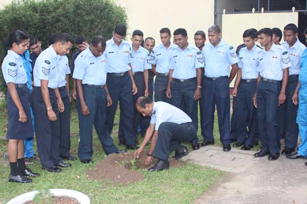 ශ්රී ලංකා ගුවන් හමුදාව පැළ ලක්ෂයක් සිටුවයි..