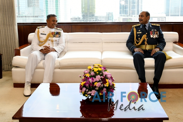 Outgoing Commander of the Navy calls on the Commander of the Air Force