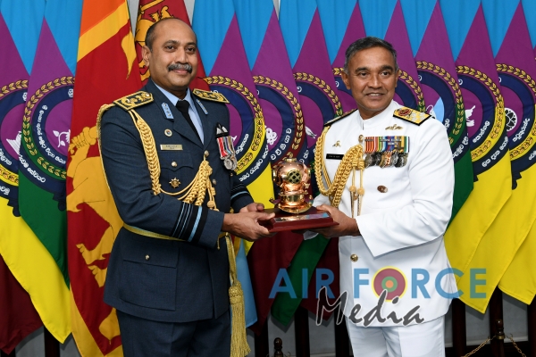Outgoing Commander of the Navy calls on the Commander of the Air Force