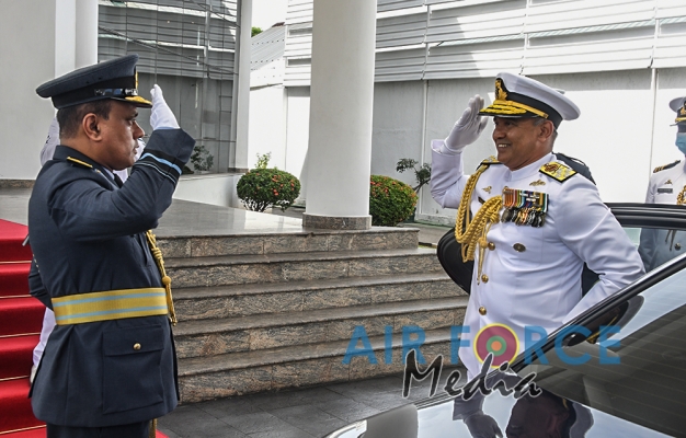 Outgoing Commander of the Navy calls on the Commander of the Air Force