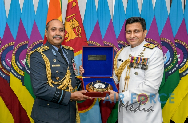 Newly Appointed Commander of the Navy Calls on the Commander of the Air Force