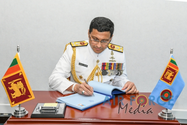 Newly Appointed Commander of the Navy Calls on the Commander of the Air Force