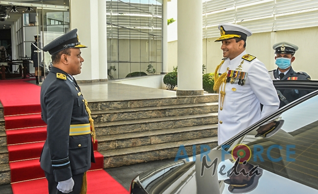Newly Appointed Commander of the Navy Calls on the Commander of the Air Force