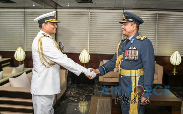 Newly Appointed Commander of the Navy Calls on the Commander of the Air Force