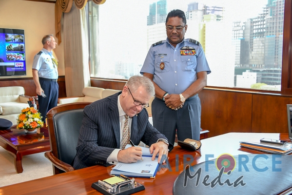 Australian High Commissioner Calls on Commander