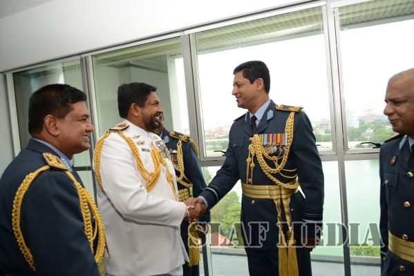 New Navy Chief Calls on the Commander of the Air Force