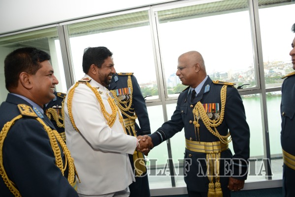 New Navy Chief Calls on the Commander of the Air Force