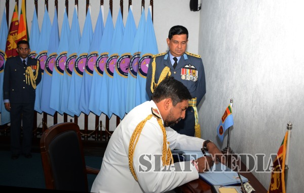 New Navy Chief Calls on the Commander of the Air Force