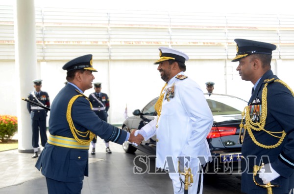 New Navy Chief Calls on the Commander of the Air Force