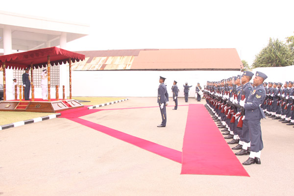 Outgoing Navy Commander Visits SLAF Headquarters