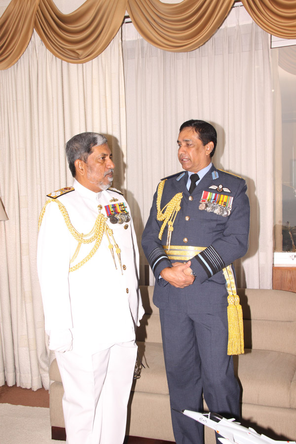 Outgoing Navy Commander Visits SLAF Headquarters
