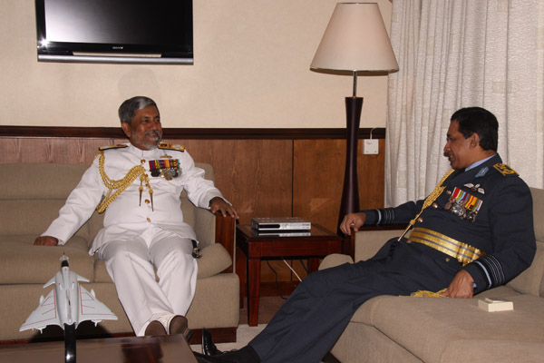 Outgoing Navy Commander Visits SLAF Headquarters