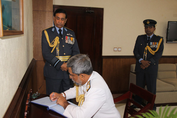 Outgoing Navy Commander Visits SLAF Headquarters