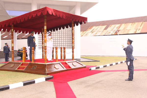 Outgoing Navy Commander Visits SLAF Headquarters