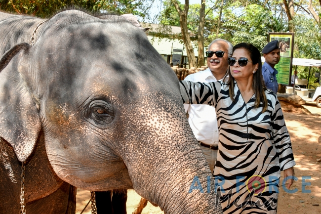 Pakistan Air Force Chief visits Temple of the Sacred Tooth