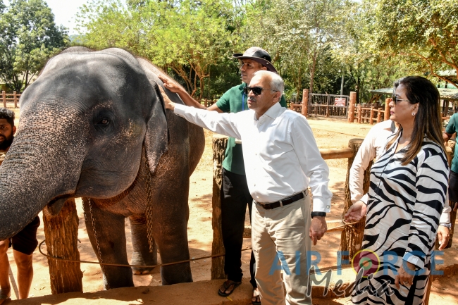 Pakistan Air Force Chief visits Temple of the Sacred Tooth