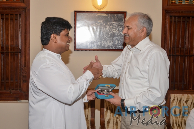 Pakistan Air Force Chief visits Temple of the Sacred Tooth