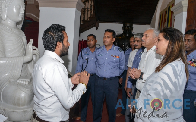 Pakistan Air Force Chief visits Temple of the Sacred Tooth