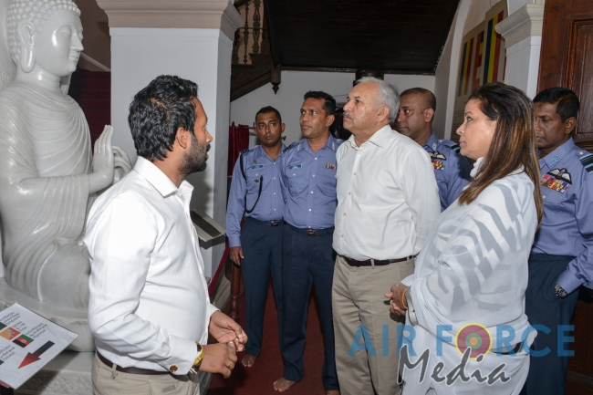 Pakistan Air Force Chief visits Temple of the Sacred Tooth