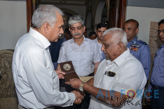 Pakistan Air Force Chief visits Temple of the Sacred Tooth
