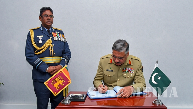 Pakistan Chairman of the Joint Chiefs of Staff Committee Calls on the Commander