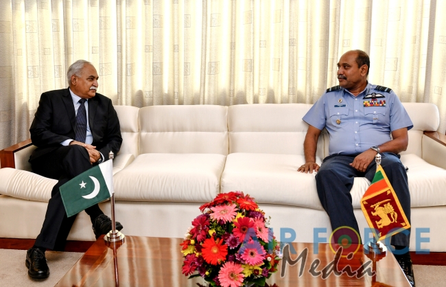 Pakistan High Commissioner Calls on Commander