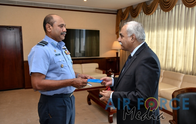 Pakistan High Commissioner Calls on Commander