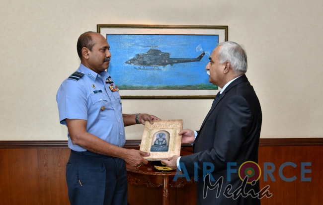 Pakistan High Commissioner Calls on Commander
