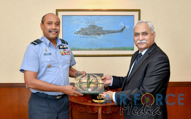 Pakistan High Commissioner Calls on Commander