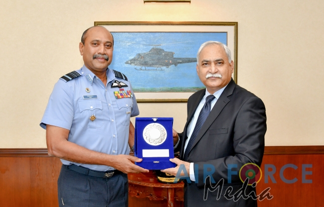 Pakistan High Commissioner Calls on Commander