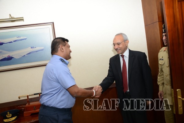 The High Commissioner of Pakistan Calls on the Commander
